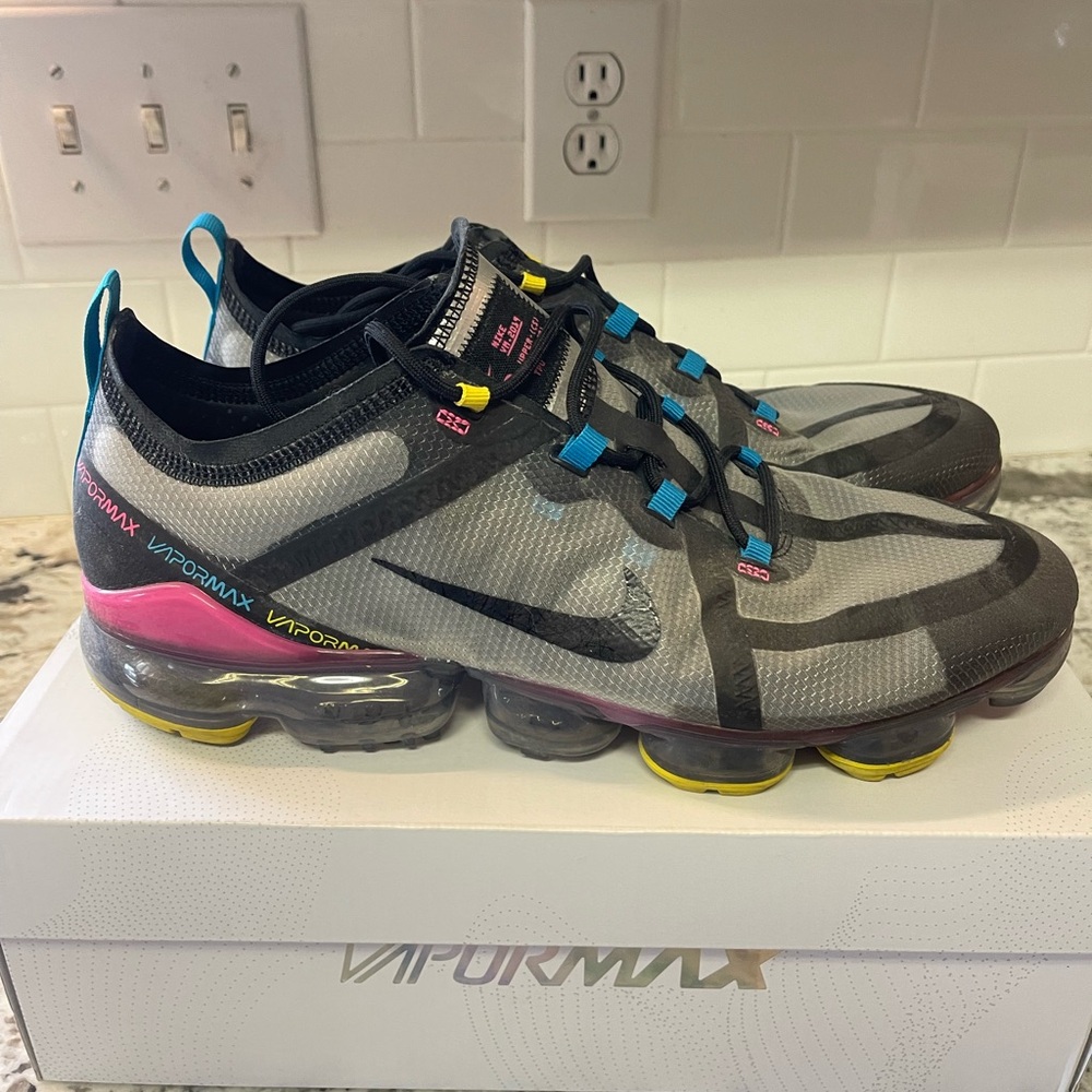 Men’s Air Vapormax 2019 Moonparticle black and pink blast size 12